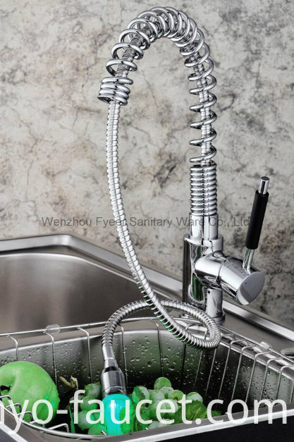 Pull-out Spray Self-Power LED Brass Kitchen Sink Faucet (QH0781F)